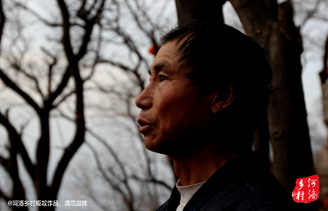 不過(guò)老崔對(duì)鄰居卻有著十分的不屑，平日里他們的生活，主要是自己種植的蔬菜和野菜，偶爾有山下香客的供奉。而鄰居卻經(jīng)常揀一些驢友丟棄的物品，飲料瓶，塑料紙，或者其它的物品。