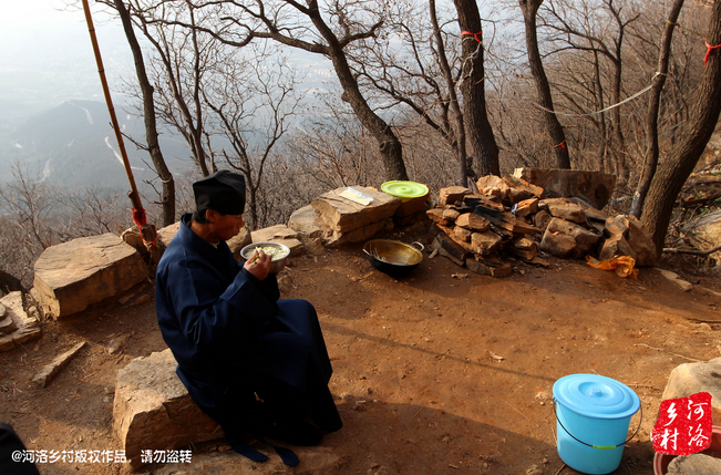 鄰居有時(shí)候會(huì)拿這些廢品下山，換取一些食物，對(duì)于老崔來(lái)說(shuō)，既然出家就該安守清貧，撿破爛換好吃的，不是出家人該做的。他偷偷把鄰居的一大包廢品踢下了山，于是爭(zhēng)吵并且打起了架。