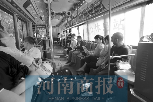 高考家長(zhǎng)坐公交“討彩頭” 網(wǎng)友提醒：“別坐985路” 為啥？