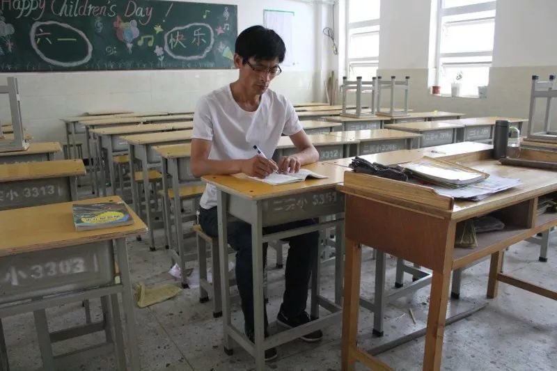 高考考點設(shè)在小學網(wǎng)友擔心桌椅矮 教體局回應