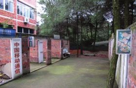 緊挨鐵山坪基地，有一條“迷你”街道，雖然簡(jiǎn)陋，但尚未拆去的店鋪名稱顯出了曾經(jīng)的“繁華”。組圖/記者倪志剛