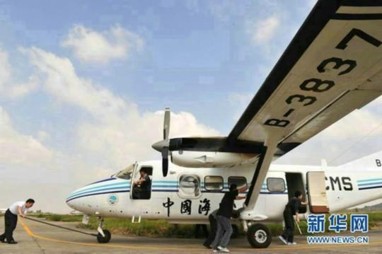 資料圖：中國海監(jiān)東海航空支隊舟山基地工作人員正在進(jìn)行運-12飛機(jī)備航。