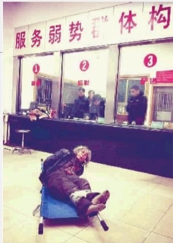 1月7日23點(diǎn)50分，長(zhǎng)沙市救助管理站大廳，一名老年流浪者躺在擔(dān)架上，無(wú)助地看著記者。
