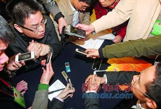 咨詢問政會上，記者的錄音設(shè)備遍布臺面。南都記者 馮宙鋒 攝