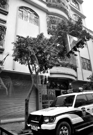 已經(jīng)被免職的陸豐“房爺”違規(guī)私用警車(chē)。