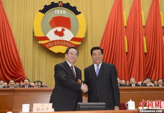 3月11日下午，全國政協(xié)十二屆一次會議在北京人民大會堂舉行第四次全體會議，俞正聲當(dāng)選政協(xié)第十二屆全國委員會主席。圖為政協(xié)第十一屆全國委員會主席賈慶林和俞正聲握手，表示祝賀。中新社發(fā) 廖攀 攝