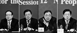 昨天，國務(wù)院深化醫(yī)藥衛(wèi)生體制改革領(lǐng)導(dǎo)小組辦公室負(fù)責(zé)人王保安、孫志剛、馬曉偉、胡曉義（從左至右）就“醫(yī)藥衛(wèi)生體制改革”有關(guān)問題回答記者提問。記者王鵬/攝