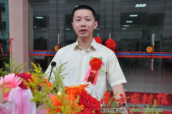 揭東縣人民政府副縣長江中詠在廣東流動(dòng)圖書館揭東分館揭幕儀式致辭。