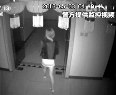 監(jiān)控視頻中，女子獨(dú)自走向墜樓處。 央視視頻截圖