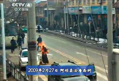 2009年2月27日，一名僧侶在阿壩縣洽唐西街自焚。本版圖片/央視截圖