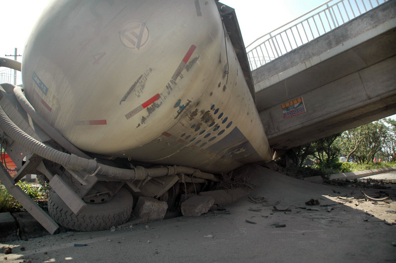 貴陽(yáng)大罐車(chē)攔腰撞垮人行天橋