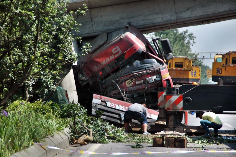 貴陽(yáng)大罐車(chē)攔腰撞垮人行天橋