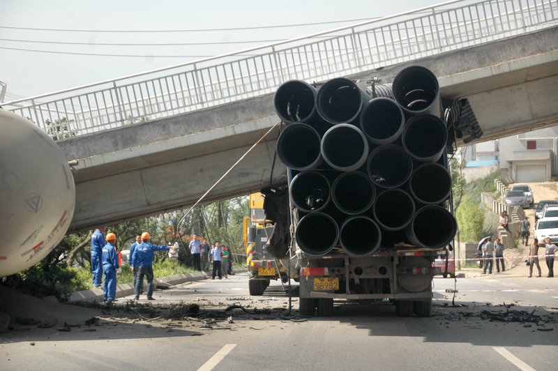 貴陽(yáng)大罐車(chē)攔腰撞垮人行天橋