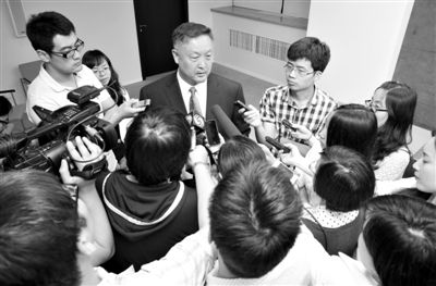 6月5日，商務部新聞辦公室召開“中歐光伏產(chǎn)品貿(mào)易摩擦”專題發(fā)布會。發(fā)布會結(jié)束后，中國機電產(chǎn)品進出口商會會長張鈺晶接受記者采訪。新京報記者
