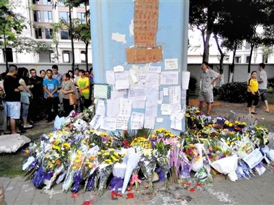 　昨日，廈門市民在BRT的橋墩下放上鮮花悼念逝者。新京報記者 郭鐵流 攝