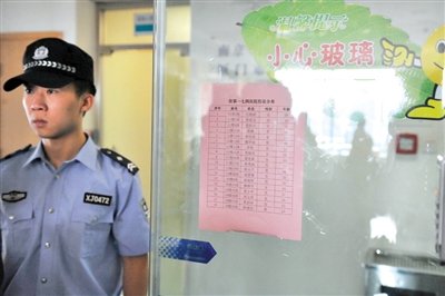 前日，廈門市解放軍174醫(yī)院重癥醫(yī)學科門口貼著在該醫(yī)院接受治療的受傷人員名單。 新華社記者 陳曄華