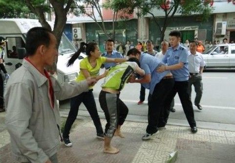 　圖為5月31日，延安城管隊(duì)員暴力執(zhí)法場(chǎng)面。