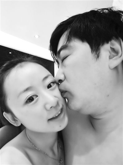 兩人合影。女當事人供圖