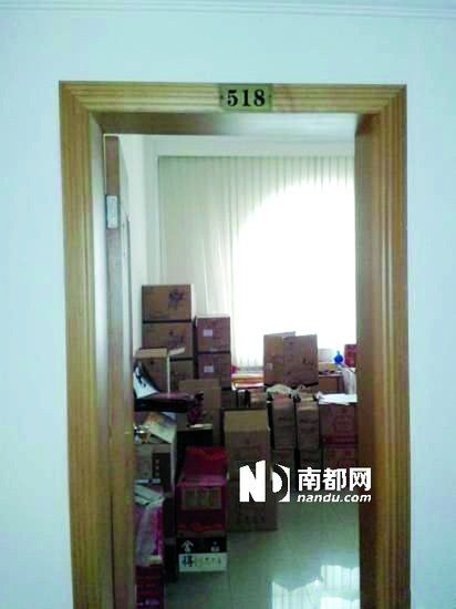 　江蘇靖江市工商局餐廳倉庫里被爆堆滿了高檔酒。