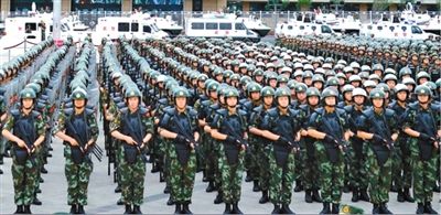 6月29日，新疆武警部隊(duì)反恐維穩(wěn)誓師大會(huì)在烏魯木齊市人民廣場(chǎng)舉行。據(jù)《新疆日?qǐng)?bào)》