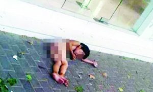 大熱天，小女孩赤身躺在馬路上