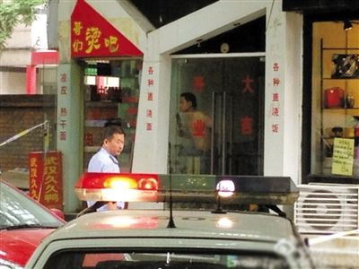 闖入面館的持刀男子與趕來的民警隔著玻璃門對(duì)峙，后店內(nèi)一名女童被其劫持。網(wǎng)友供圖
