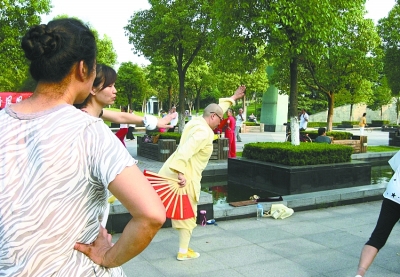 【漢網(wǎng)市民記者“關(guān)艾” 圖文報道】近日，我在漢陽一公園內(nèi)，看見幾個削發(fā)尼姑和群眾們在一起跳健身舞。