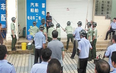 昨日，警方趕到現(xiàn)場制服嫌疑人何某。