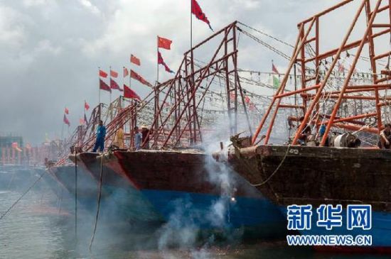 2013年8月1日 南海開(kāi)漁日 臨高迎新港 8月1日，海南省臨高縣漁民在船上鳴放鞭炮慶祝武蓮港開(kāi)港。
