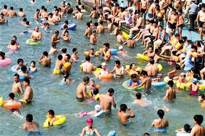 昨日，濟南市最高氣溫超過37℃，位于市區(qū)黑虎泉畔的泉水浴場免費開放。