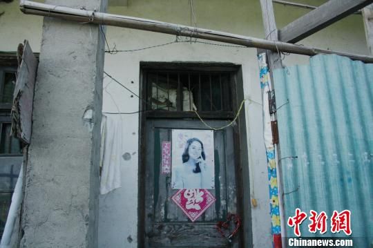 圖為嫌犯租住的民房，當(dāng)天受害人即攀在門上的窗口對外呼救。 吳佳蔚 攝
