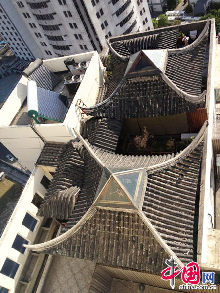 2013年8月14日，江蘇蘇州蘇州市三香大廈高樓18層樓頂東側陽臺上的“蘇州園林”式別墅，兩座涼亭和兩道回廊，飛檐翹角，一派蘇州園林的氣勢。中國網(wǎng)圖片庫李俊鋒攝影