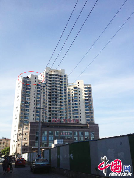 2013年8月14日，江蘇蘇州蘇州市三香大廈高樓18層樓頂東側陽臺上的“蘇州園林”式別墅，兩座涼亭和兩道回廊，飛檐翹角，一派蘇州園林的氣勢。中國網(wǎng)圖片庫李俊鋒攝影