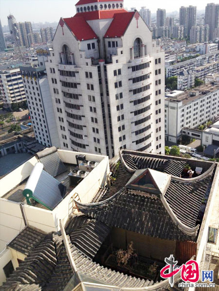 2013年8月14日，江蘇蘇州蘇州市三香大廈高樓18層樓頂東側陽臺上的“蘇州園林”式別墅，兩座涼亭和兩道回廊，飛檐翹角，一派蘇州園林的氣勢。中國網(wǎng)圖片庫李俊鋒攝影