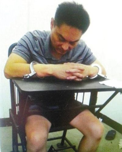 韓磊被控制時(shí)接受警方訊問(wèn)。本組圖片為視頻截圖