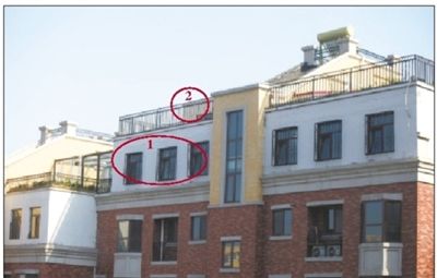 中海城香克林小區(qū),楊智家的樓頂上加蓋了兩層違建。其中北側(cè)露臺(tái)建成了一層灰白色的房屋(①)。在該違建頂部的東側(cè),又加蓋了一層面積較小的房屋(②)。新京報(bào)記者 韓萌 攝