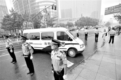 　　昨日早上,押解李某某的車隊開進法院。當日,李某某等5人涉嫌強奸案在海淀法院不公開審理。本版攝影/新京報記者 王貴彬