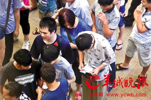 挎腰包的“黃?！狈职l(fā)一輪“任務(wù)”后，自己也開始整理“炒號”簽條