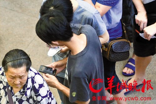 排隊的“黃牛”各手執(zhí)一疊白紙，上面寫好了要掛號的人的信息，包括姓名、電話、要掛的科室等。穿黑白花紋衣服的老婆婆正在排隊掛號