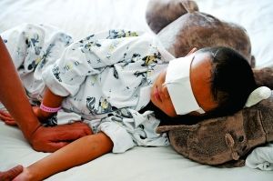 9月2日，小斌斌在病床上休息。山西省眼科醫(yī)院院長賈亞丁介紹，醫(yī)院安排心理專家對(duì)患兒及家屬進(jìn)行心理治療。