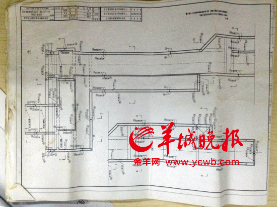 舉報(bào)人洪先生稱，里面標(biāo)注“100”（圖紙默認(rèn)單位為毫米）的地方，均按照13厘米的鋼筋間距施工