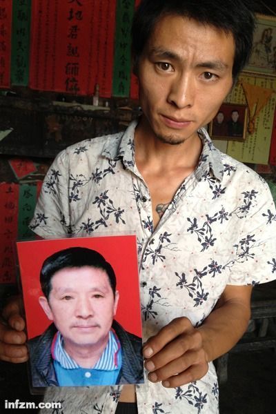 程興貴的兒子程正鵬拿著父親的遺照。程興貴自殺后，政府補(bǔ)償程家6000多塊錢，并終于認(rèn)定了程興貴的代課教齡。 (南方周末記者雷磊/圖)