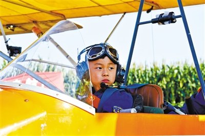8月31日，5歲半“裸跑弟”從河北固安駕駛飛機(jī)飛越北京野生動(dòng)物園。圖/CFP