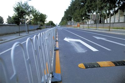 樓梓莊路東，飚車(chē)的路已經(jīng)安裝了隔離護(hù)欄和減速帶。新京報(bào)記者