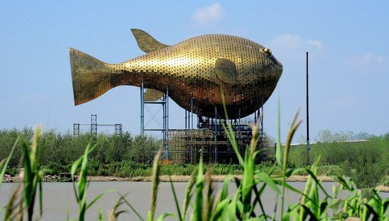 昨天，揚中市西沙島，正在施工的河豚塔金光閃閃