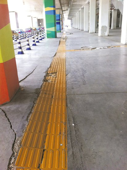 在溫嶺火車站架空層，由于沉降產(chǎn)生的裂縫到處可見。