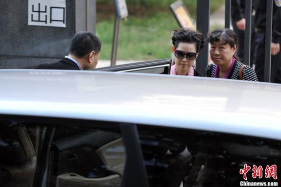 圖為宣判結(jié)束后夢鴿面無表情走出海淀法院，乘車離開。