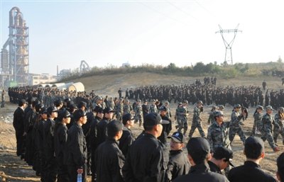 10月12日，貴陽，觀山湖區(qū)控拆違指揮部組織2500余人到金華鎮(zhèn)上鋪村空山壩，對(duì)54棟違法建筑進(jìn)行