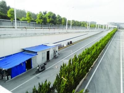 隧道內(nèi)堆放著大量生活用品。