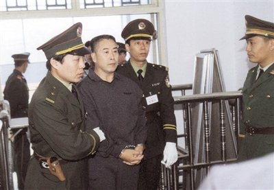 2000年9月30日，河南商丘，胡萬林被法警押上法庭。
